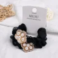 Luxus Perlen Blumen Haargummi mit schwarzem Mesh Scrunchie und elegantem Design. - Schwarz