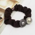 Braunes Satin-Haargummi mit Strasskristall und edler Perle für Damen und Mädchen. - Geometrischer Strass Kaffee Nr. 08