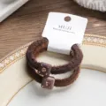 Braunes flauschiges Haargummi mit Strass-Quadrat-Anhänger, elegante Plüsch-Haarband-Variante. - Würfel / Kaffee