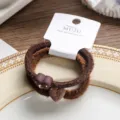 Braune flauschige Haargummis mit Strass-Herz-Anhängern, 2er-Set, süße Winter-Haaraccessoires. - Herz / Kaffee