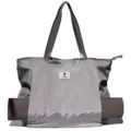 Sac de sport yoga gris détail montrant le logo frontal et le porte-tapis inférieur. - Gris