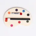 Vue détaillée de la palette d'artiste en bois miniature pour accessoire de maison de poupée. - Naturel
