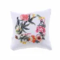Vista de primer plano detallada del mini cojín de casa de muñecas con estampado floral. - Estilo B