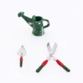 Vista dettagliata del set di strumenti da giardinaggio per casa delle bambole in miniatura. - Set di 3 pezzi / Verde