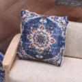 Miniatuur poppenhuis sierkussen met bohemien tapijtpatroon op kleine bank geplaatst. - BX04 (donkerblauw)