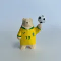 Détail de la sculpture en bois d'ours avec le maillot brésilien numéro 10 et ballon de foot. - Ours n° 10 jaune
