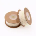 Beiges Polyester-Spitzenband, 25 mm breiter Dekostoff zum Nähen und Geschenke verpacken. - Beige