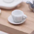 Conjunto de taza y platillo de té de cerámica blanca en miniatura para accesorios de casa de muñecas - Un juego como se muestra