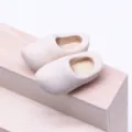 Miniature sabots en bois modèle accessoires de maison de poupée chaussures en bois pour décor. - 4cm
