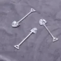 Gedetailleerde close-up van miniatuur zilveren metalen schepbedels voor creatieve knutselprojecten. - Zilver