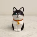 Handgemachte Holz Hund Figur, schwarz-weiße Schnitzerei Desktop und Auto Ornament mit Glocke - Husky mit brauner Lederschnur