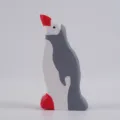 Handgefertigte Holz Tierfigur, süßes Kinderspielzeug und minimalistische Heimdeko Ornament. - Pinguin