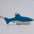 Handgefertigte Holz Hai Figur, blau weiße Tier Deko, süßes Holzspielzeug Geschenk für Zuhause. - Hai