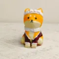 Handgemachte Holz Shiba Inu Figur Schreibtisch Auto Cartoon Ornament süßes Geschenk - Glückshund mit Schleife