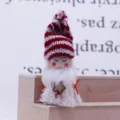 Mini bambola natalizia per casa delle bambole con cappello a maglia rossa e corpo peluche. - Bianco Con Stelle Nere