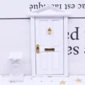 Detail porte pointue blanche maison de poupee miniature, decor scene quincaillerie doree. - Blanc