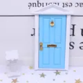 Miniature porte de maison de poupée bleue avec cadre blanc et quincaillerie dorée décor - Bleu ciel