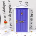Porte violette miniature pour maison de poupées avec cadre blanc et quincaillerie dorée. - Violet
