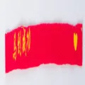 Rotes besticktes Stoffband Handwerksdetail mit glücklichen chinesischen Zeichen und gelbem Herz. - Erfolg in Pferdeform