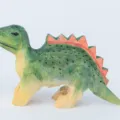 Statuetta di dinosauro in legno fatta a mano, decorazione verde e rosa, regalo ideale. - Stegosauro