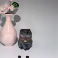 Handgeschnitzte Holzkatze Figuren Tisch Ornament, süßes heilendes Haustier Geschenk für Heimdekor. - Graue Katze mit Glocke