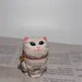 Handgeschnitzte Holzkatze Figur, süßes bemaltes Deko-Ornament mit Glocke für Zuhause. - Rosa-graue Katze mit Glocke