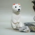 Statuetta di animale bianco in legno fatta a mano, decorazione da scrivania. - Ermellino