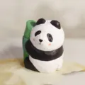 Handgeschnitzte Holz Panda Figur mit Bambus, süße Tier Holzschnitzerei Geschenk Dekoration. - Panda an Bambus gelehnt
