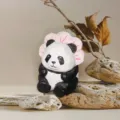 Handgefertigter Holzpanda Ornament Anhänger, kreatives Cartoon Tier Holzschnitzerei Geschenk. - Rosa Hut Panda