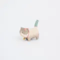 Handgefertigte hölzerne Katzenfigur mit grünem Schwanz und Glocke, süße Tischdeko Variante. - Graue Katzenglocke