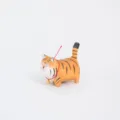 Handgeschnitzte Tiger Holzfigur süße Tier Tischdeko Holz Handwerk Deko Geschenk - Getigerte Katze mit Glocke