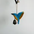 Adorno colgante de colibrí de madera hecho a mano con campana de metal para jardín - Colibrí azul con cascabel