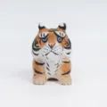 Handgefertigte hölzerne Tigerfigur, süße geschnitzte Tierskulptur für Schreibtisch und Auto. - Gian