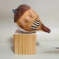 Handgeschnitzte Holzvogel-Figur, braun bemaltes Desktop-Tierornament Variante. - Kardinal & Holzblock