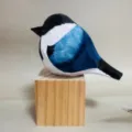 Handgemachte hölzerne Vogel-Figur Ornament blau schwarz Tischdekor Variante fürs Büro - Elster & Holzblock