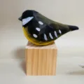 Figurine d'oiseau carve en bois artisanal pour decoration de bureau de maison et de bureau. - Hirondelle et bloc de bois