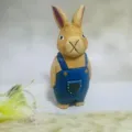 Handgeschnitzte Holzhasen-Figur in blauer Latzhose, süße rustikale Schreibtisch-Dekoration. - Blaue Hasenfigur