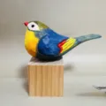 Handgemachte holzgeschnitzte vogel figur handwerk tischdekoration blau gelb variante - Bunt & Holzblock