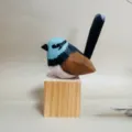 Petite figurine d'oiseau en bois sculpte a la main decoration de table de bureau animal - Mésange bleue et bloc de bois