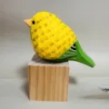 Figurine d'oiseau en bois sculptée à la main, variante déco bureau jaune et verte. - Perroquet jaune et bloc de bois