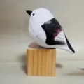 Figurine d'oiseau en bois sculptée à la main décoration d'animaux de bureau ornement d'artisanat - Petite perle et bloc de bois
