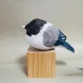 Figurine d'oiseau en bois artisanale décoration de bureau mignon animal sculpture - Gris-bleu et bloc de bois