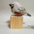 Statuette d'oiseau en bois sculptée à la main sculpture rustique pour déco bureau maison - Oiseau gris argenté avec bloc de bois