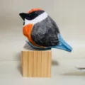 Figurine d'oiseau en bois faite à main décoration de bureau sculpture d'animal en bois - Oiseau à tête rouge avec bloc de bois
