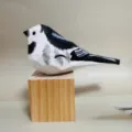 Figurine d'oiseau en bois faite à la main, sculpture de décoration d'animal de bureau noir et blanc. - Mésange et bloc de bois
