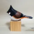 Figurine oiseau en bois fait main, ornament de bureau sculpture animal de decoration interieure. - Oiseau à oreilles rouges et bloc de bois