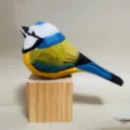 Figurine d'oiseau mésange bleue en bois sculptée à la main pour décoration de bureau - Multicolore et bloc de bois