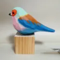 Statuetta di uccello in legno intagliato fatta a mano, decorazione da scrivania colorata. - Blu reale e blocco di legno