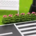 Gedetailleerde close-up van de simulatie struikstrook voor poppenhuis miniatuur scène decoratie. - Rozerood enkel