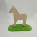Figura de juguete de caballo de madera artesanal con base verde para decoracion y habitacion. - Pony
